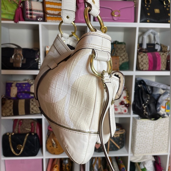 Coach Vintage Y2K Legacy Signature Shoulder Bag in Ivory & Beige ?